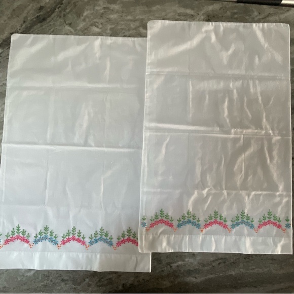 Vintage set of 2 hand embroidered pillowcases flowers 30”x20” - Picture 4 of 7